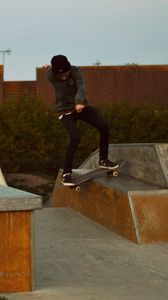 Preview wallpaper skateboarder, skateboard, trick