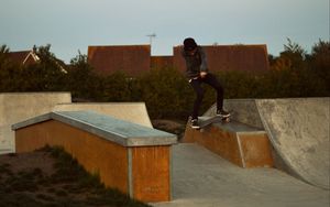 Preview wallpaper skateboarder, skateboard, trick