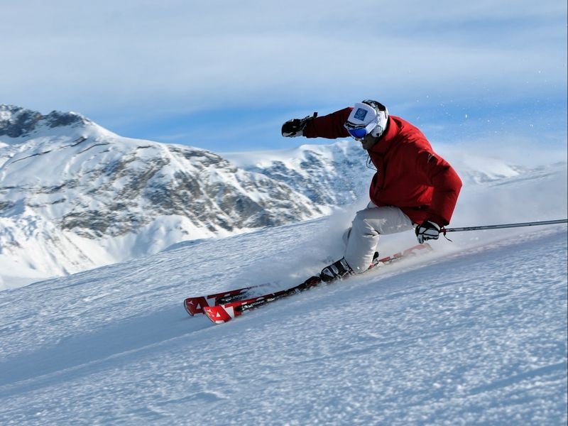 Download wallpaper 800x600 skiing, freeride, slopes, skier, snow pocket pc,  pda hd background