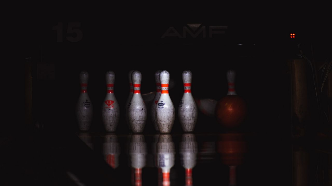Wallpaper skittles, bowling, game, dark, reflection
