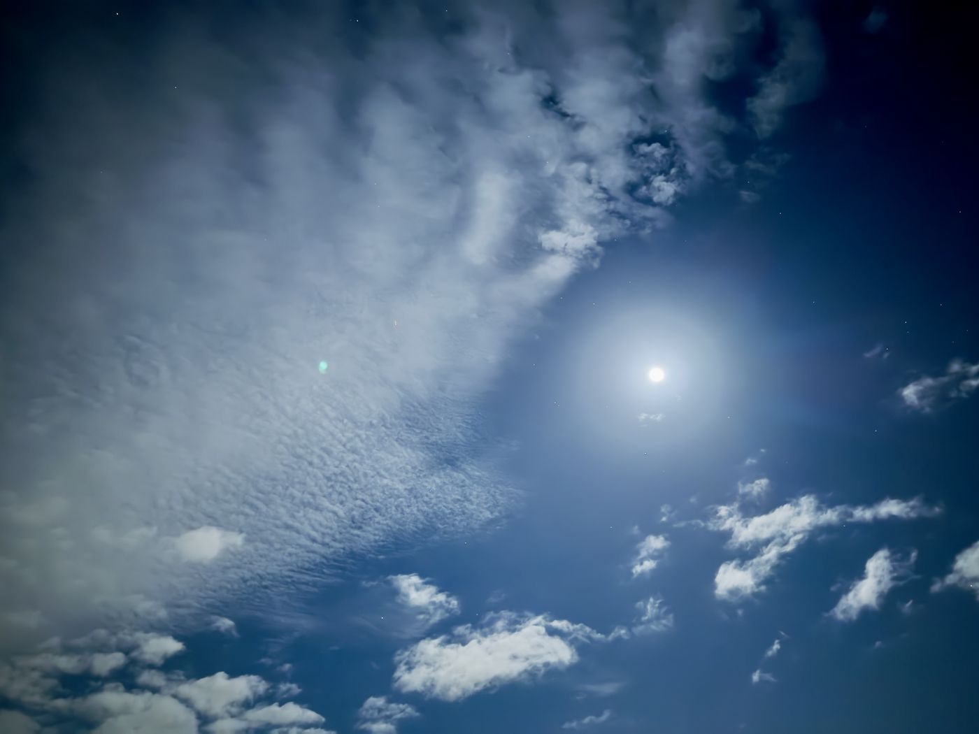 1400x1050 Wallpaper sky, clouds, blue, halo, sun