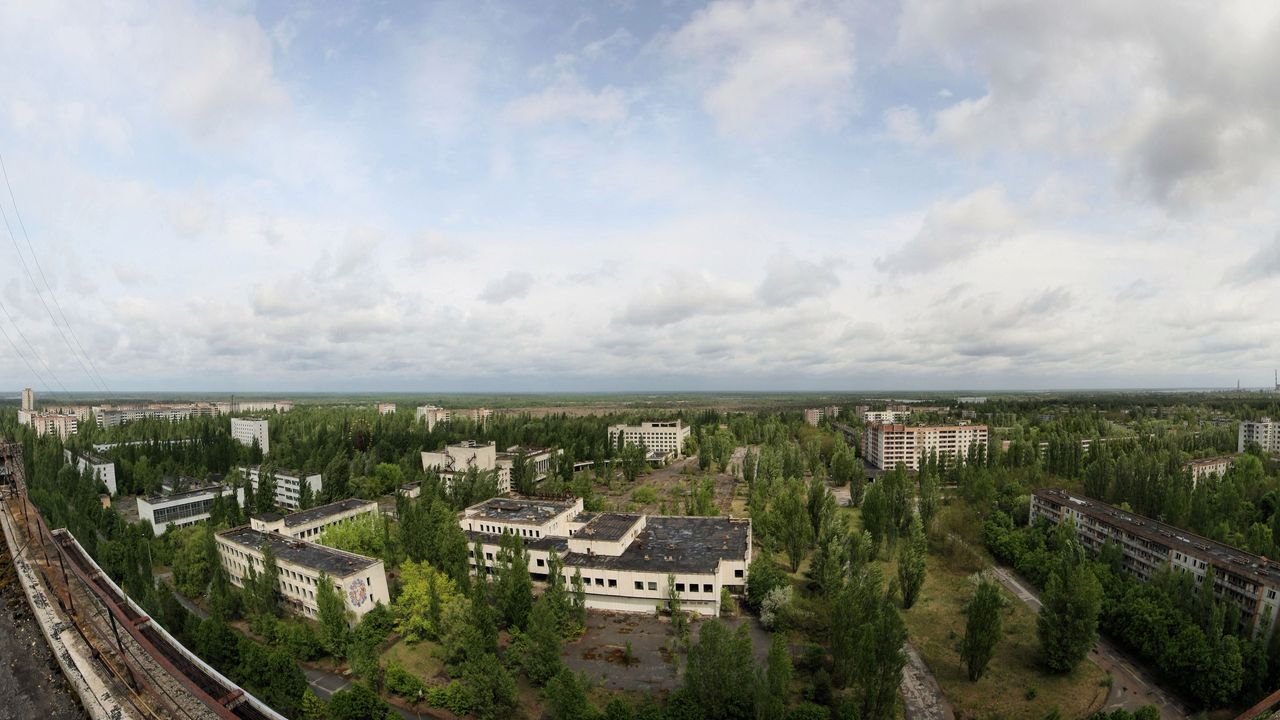 Wallpaper sky, roof, apartments, trees, ghost town