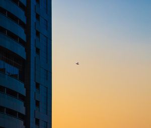 Preview wallpaper skyscraper, airplane, dawn, minimalism