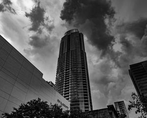 Preview wallpaper skyscraper, bw, facade, clouds