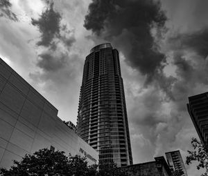 Preview wallpaper skyscraper, bw, facade, clouds