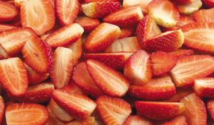 Preview wallpaper slice, strawberry, berry, delicious