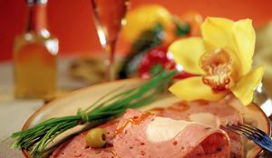 Preview wallpaper slices, meat, plate, onions, olive, plug, flower