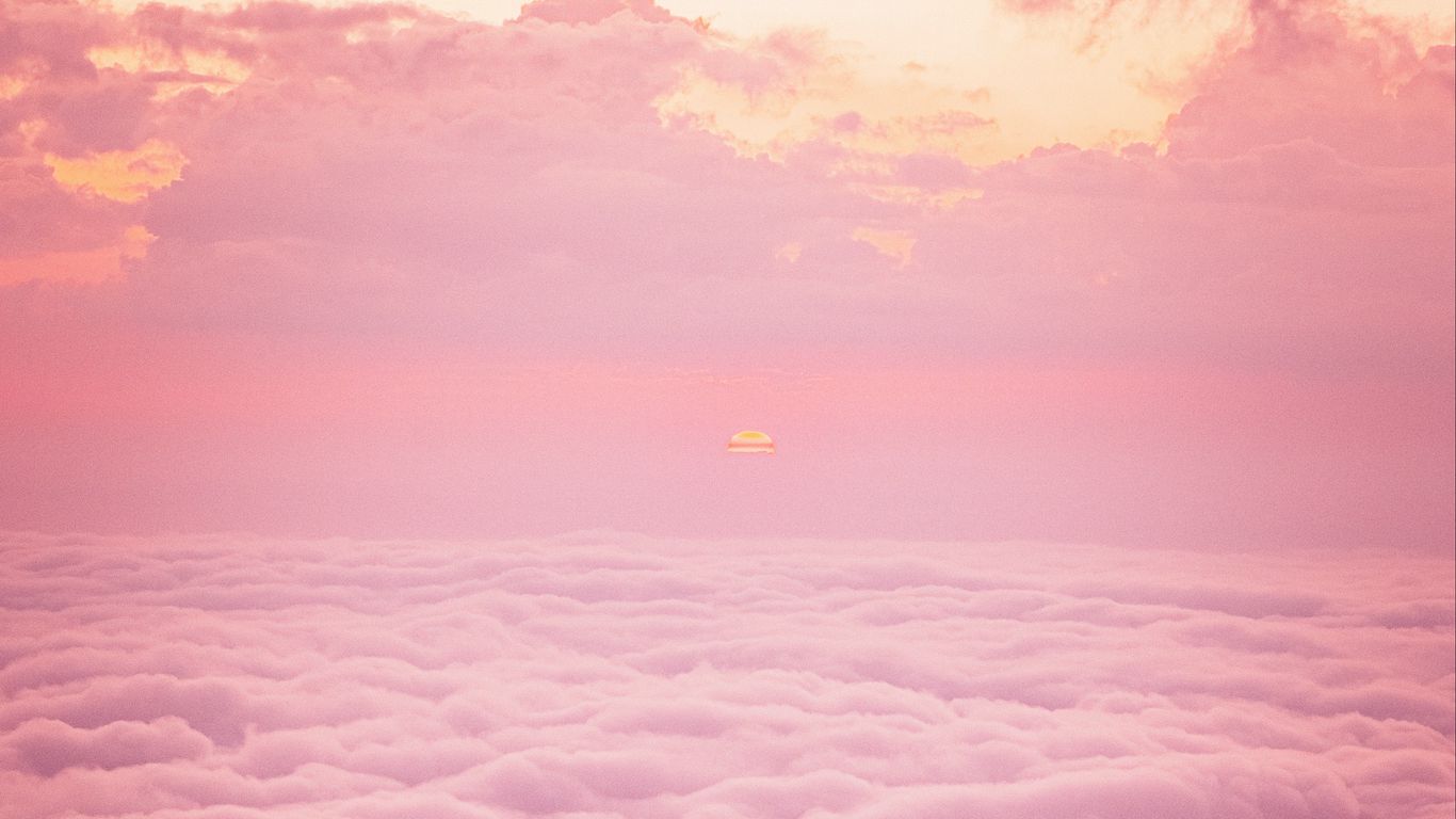 Trong khi đang ngồi với chiếc máy tính xách tay của bạn vào buổi tối, hãy cảm nhận những kỷ niệm về những ngày đẹp trời ở một đồi núi mây hoàng hôn màu hồng. Hình nền đầy mê hoặc này sẽ mang lại một không gian nghỉ ngơi tuyệt vời cho bạn.