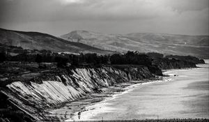 Preview wallpaper slope, sea, waves, nature, black and white