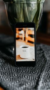 Preview wallpaper smartphone, phone, vase, tablecloth