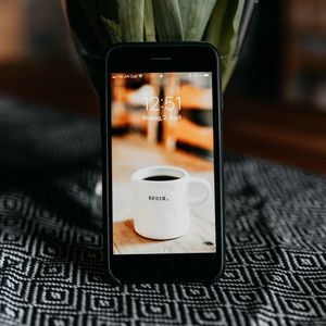 Preview wallpaper smartphone, phone, vase, tablecloth