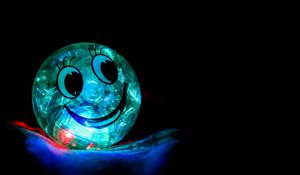 Preview wallpaper smile, happiness, ball, backlight