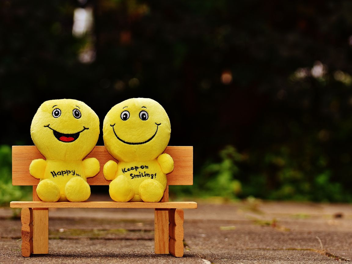 1152x864 Wallpaper smiles, happy, cheerful, smile, bench, cute