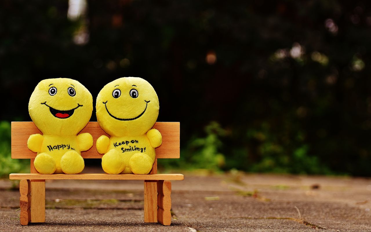 1280x800 Wallpaper smiles, happy, cheerful, smile, bench, cute