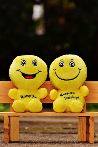 320x480 Wallpaper smiles, happy, cheerful, smile, bench, cute