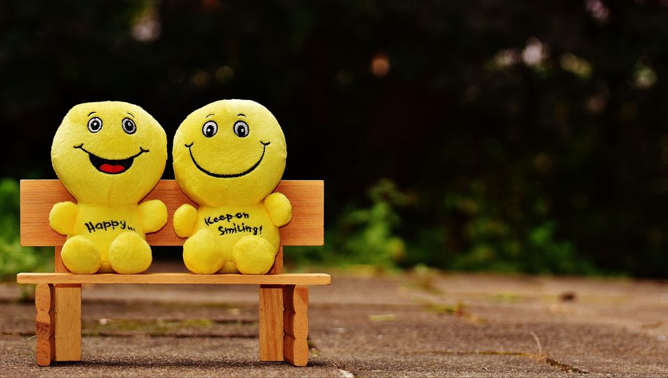 960x544 Wallpaper smiles, happy, cheerful, smile, bench, cute