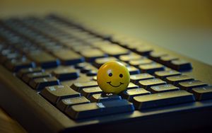 Preview wallpaper smiley, ball, keyboard, toy