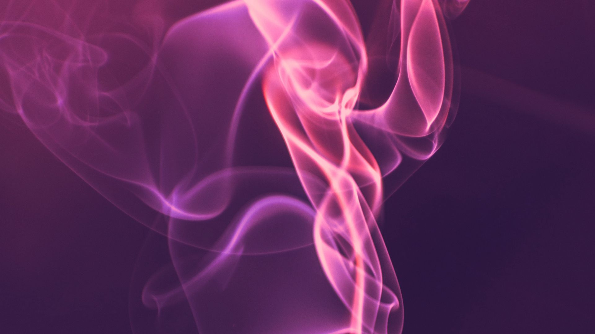 Фиолетовый дым на черном фоне
