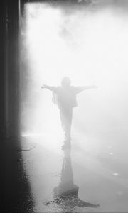 Preview wallpaper smoke, silhouette, fog, bw, puddle, reflection