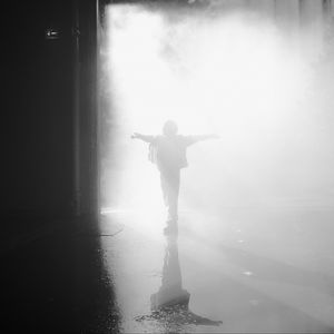 Preview wallpaper smoke, silhouette, fog, bw, puddle, reflection