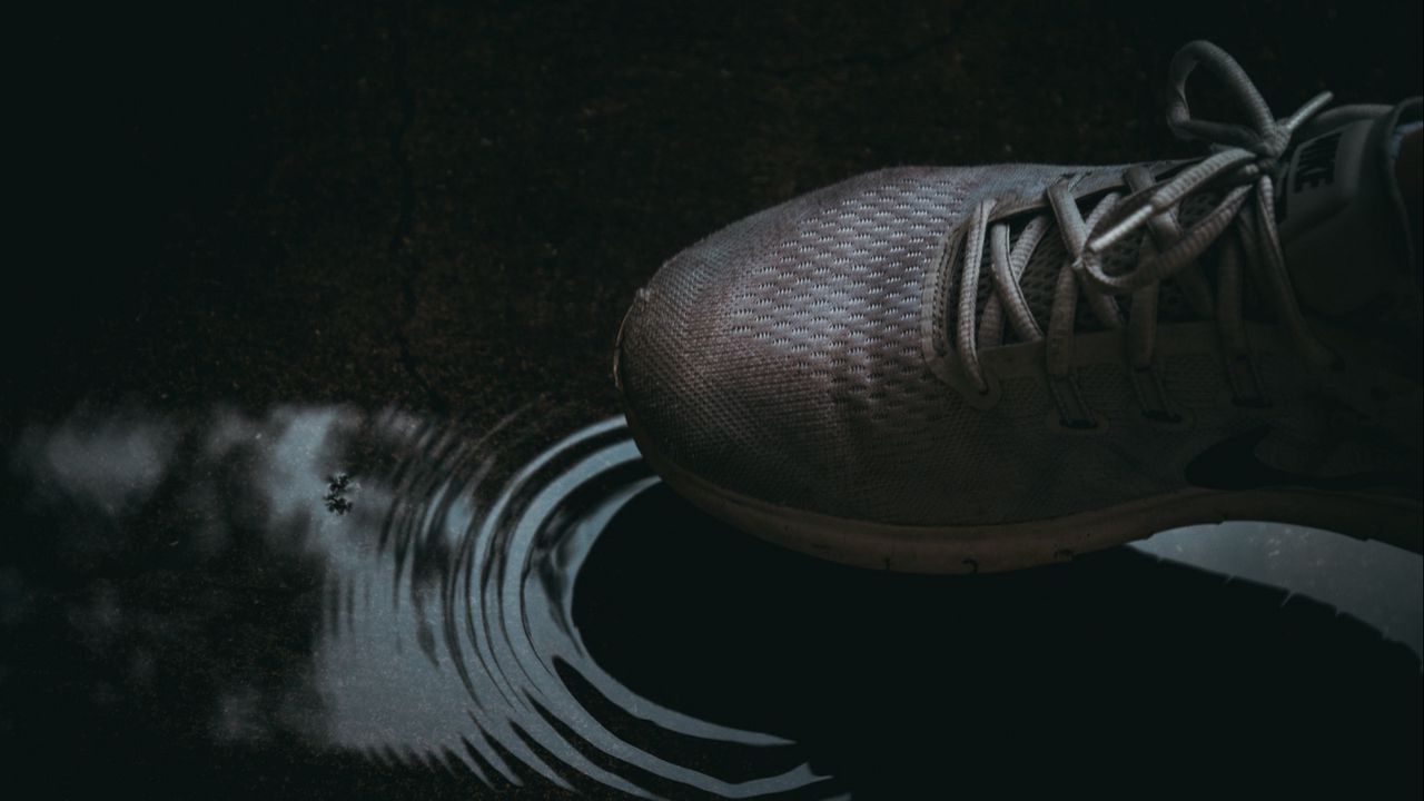 Wallpaper sneaker, puddle, touch, dark