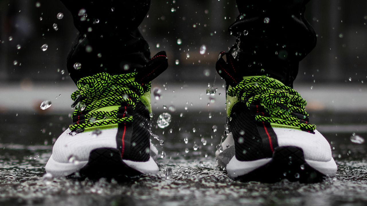 Wallpaper sneakers, feet, rain, shoes, spray