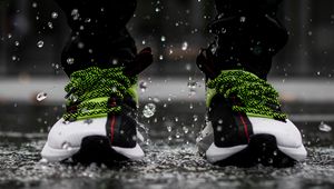 Preview wallpaper sneakers, feet, rain, shoes, spray