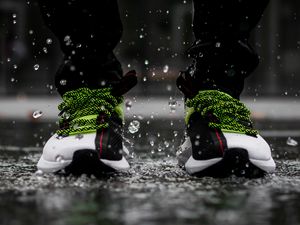Preview wallpaper sneakers, feet, rain, shoes, spray