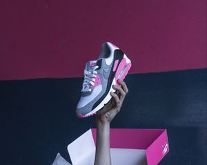 Preview wallpaper sneakers, hand, photoshop, box
