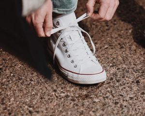 Preview wallpaper sneakers, hands, laces