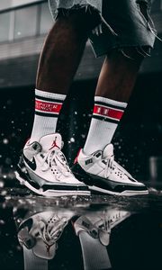 Preview wallpaper sneakers, spray, reflection