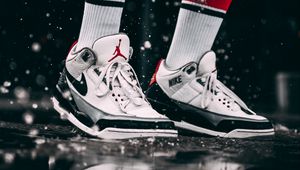 Preview wallpaper sneakers, spray, reflection