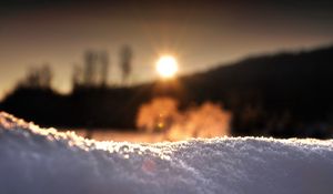 Preview wallpaper snow, sun, grains, macro, decline