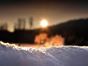 Preview wallpaper snow, sun, grains, macro, decline