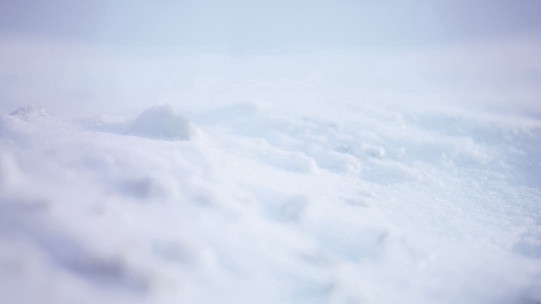 Khám phá hình nền snow wallpaper 2048x1152 với màu trắng tuyết trắng xóa cùng công nghệ hiện đại sắc nét. Hình nền với đầy đủ màu sắc của tuyết và bề mặt trắng như pha lê sẽ khiến bạn cảm thấy như đang đi dạo giữa đỉnh núi tuyết trắng. Bức ảnh này sẽ mang lại cho bạn cảm giác dễ chịu và sảng khoái trong những ngày đông lạnh giá.