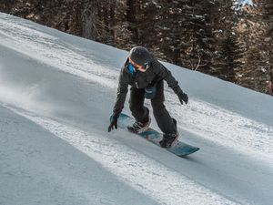 Preview wallpaper snowboarder, snowboard, helmet, slope, snow