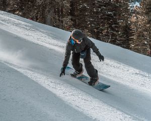 Preview wallpaper snowboarder, snowboard, helmet, slope, snow