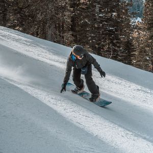 Preview wallpaper snowboarder, snowboard, helmet, slope, snow