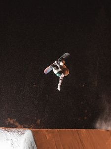 Preview wallpaper snowboarder, snowboard, helmet, slope, jump