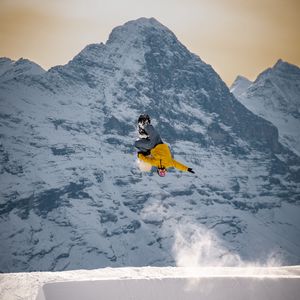 Preview wallpaper snowboarder, snowboard, jump, trick, springboard, extreme