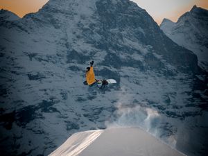 Preview wallpaper snowboarder, snowboard, jump, trick, extreme, sport