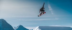 Preview wallpaper snowboarder, snowboard, stunt, jump, extreme