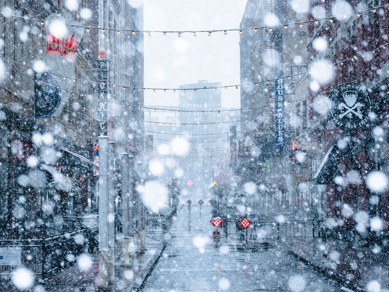 Download wallpaper 800x600 snowfall, snow, street, city, winter pocket pc,  pda hd background