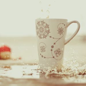 Preview wallpaper snowflakes, spray, cup, drop, water, motion blur