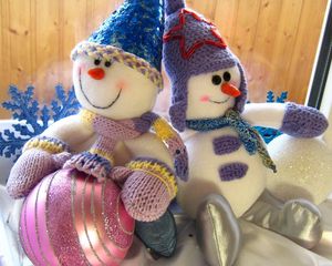 Preview wallpaper snowmen, sitting, couple, christmas decorations, balls, holiday, christmas