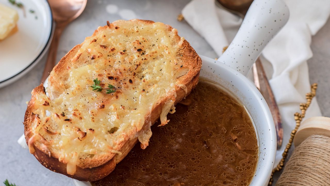 Wallpaper soup, toast, bowl