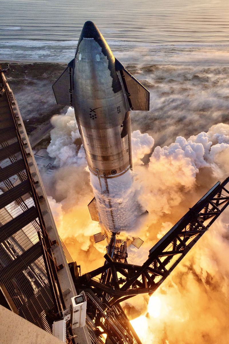 800x1200 Wallpaper spaceship, rocket, smoke, space