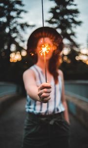 Preview wallpaper sparkler, girl, hand, glare