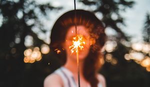 Preview wallpaper sparkler, girl, hand, glare