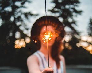 Preview wallpaper sparkler, girl, hand, glare